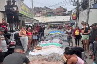 Corpos expostos em Praça na Penha mostram massacre oculto na megaoperação do Rio | Diário Carioca Moradores encontram mais corpos no dia seguinte de operação mais letal do Rio / Crédito: Raull Santiago-Redes sociais
