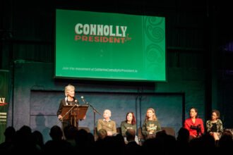 Ventos de esperança sopram com a eleição da progressista Catherine Connolly para presidenta da Irlanda | Diário Carioca Catherine Connolly no lançamento da campanha. Fonte: Connolly para Presidente/X