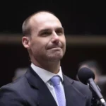 Desesperado, Eduardo Bolsonaro chama base eleitoral de Lula de terroristas e bandidos, mas não cita homenagens de sua família a milicianos | Diário Carioca Eduardo Bolsonaro