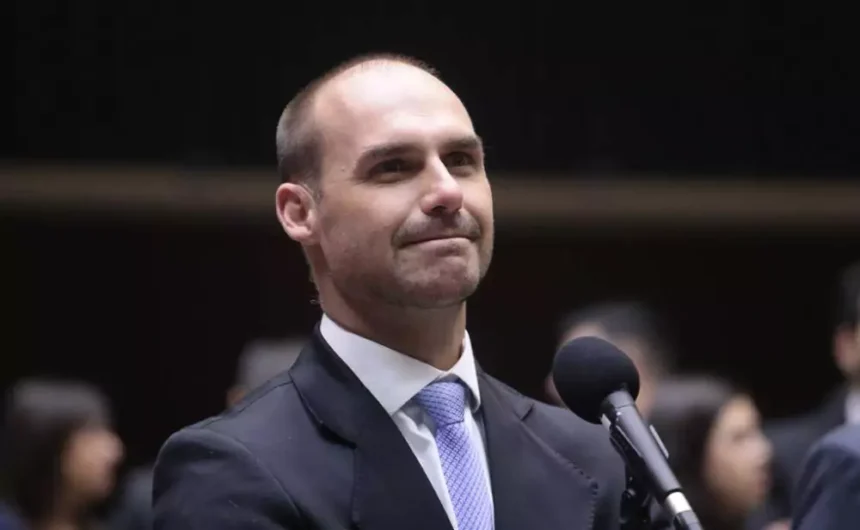 Desesperado, Eduardo Bolsonaro chama base eleitoral de Lula de terroristas e bandidos, mas não cita homenagens de sua família a milicianos | Diário Carioca Eduardo Bolsonaro