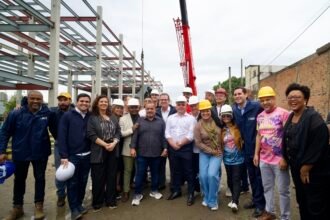 Eduardo Paes e presidentes da Série Ouro visitam obras da Fábrica do Samba | Diário Carioca Foto: Fausto Ferreira/Liga RJ/S1 Comunicação