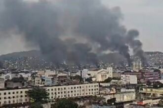 Alemão: Mais uma vez, o Estado transforma a favela em campo de guerra. O helicóptero sobrevoa, o drone lança bomba, o fuzil responde | Diário Carioca O que está ocorrendo no Alemão e na Penha não pode ser chamado de operação policial, é um massacre
