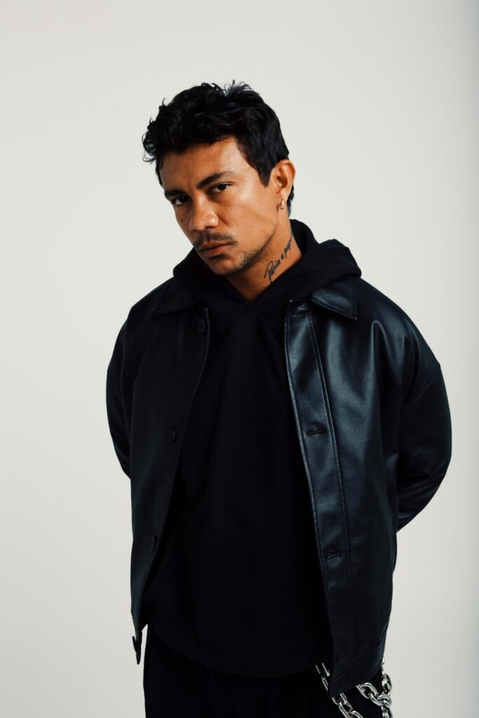 Xamã lança “Federais”, parceria com Victor Xamã e Ana Frango Elétrico, parte da trilha sonora da nova série da Netflix “Os Donos do Jogo”

