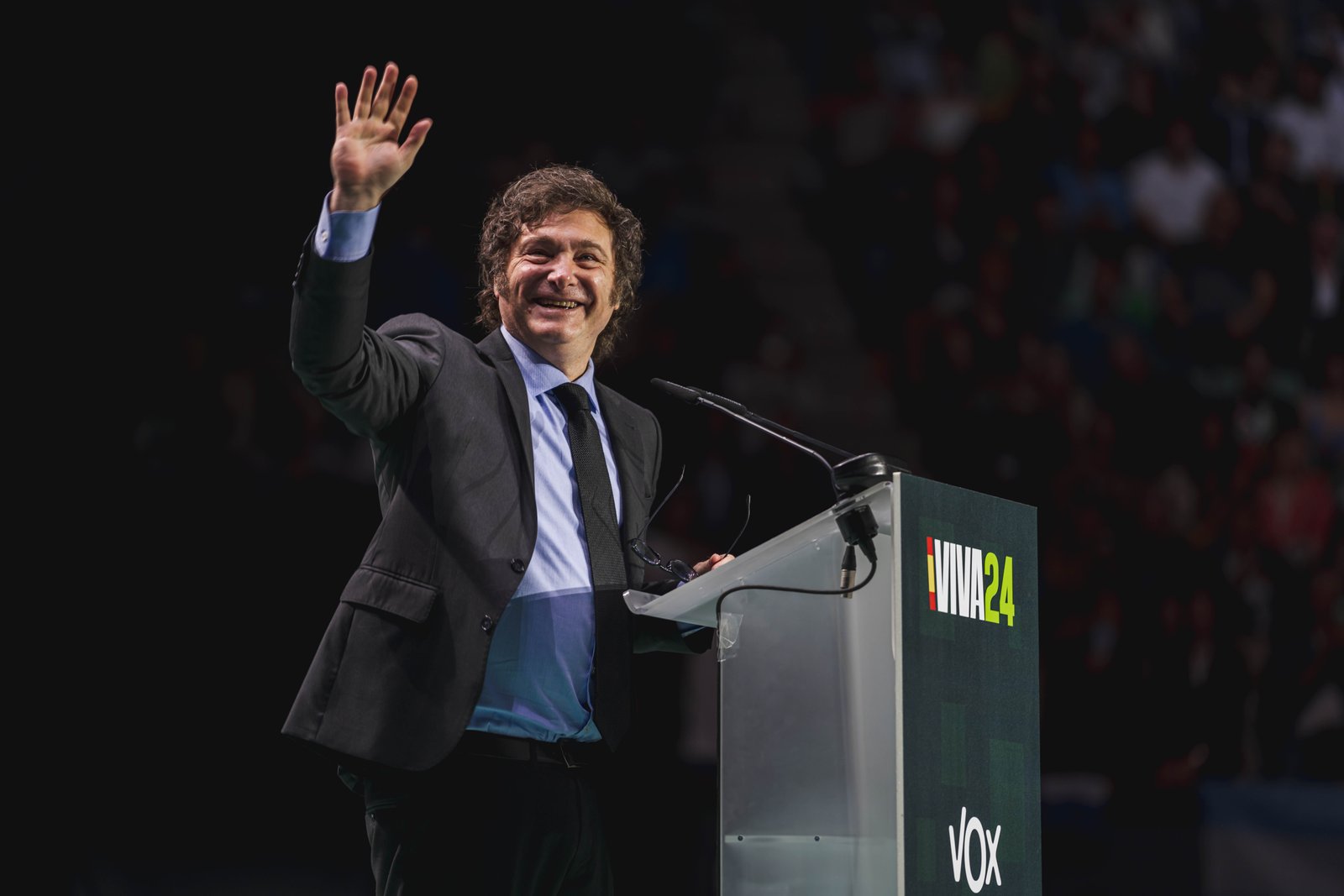 Javier Milei vence eleições legislativas na Argentina com mais de 40% dos votos, amplia base no Congresso e impõe derrota histórica ao peronismo. Vitória reforça discurso ultraliberal em meio à crise econômica.