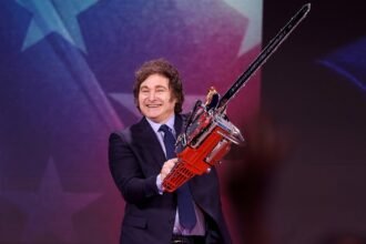 Argentina ativa alerta máximo na fronteira com Brasil após chacina no Rio de Janeiro | Diário Carioca Javier Milei - Foto: Wikimedia Commons