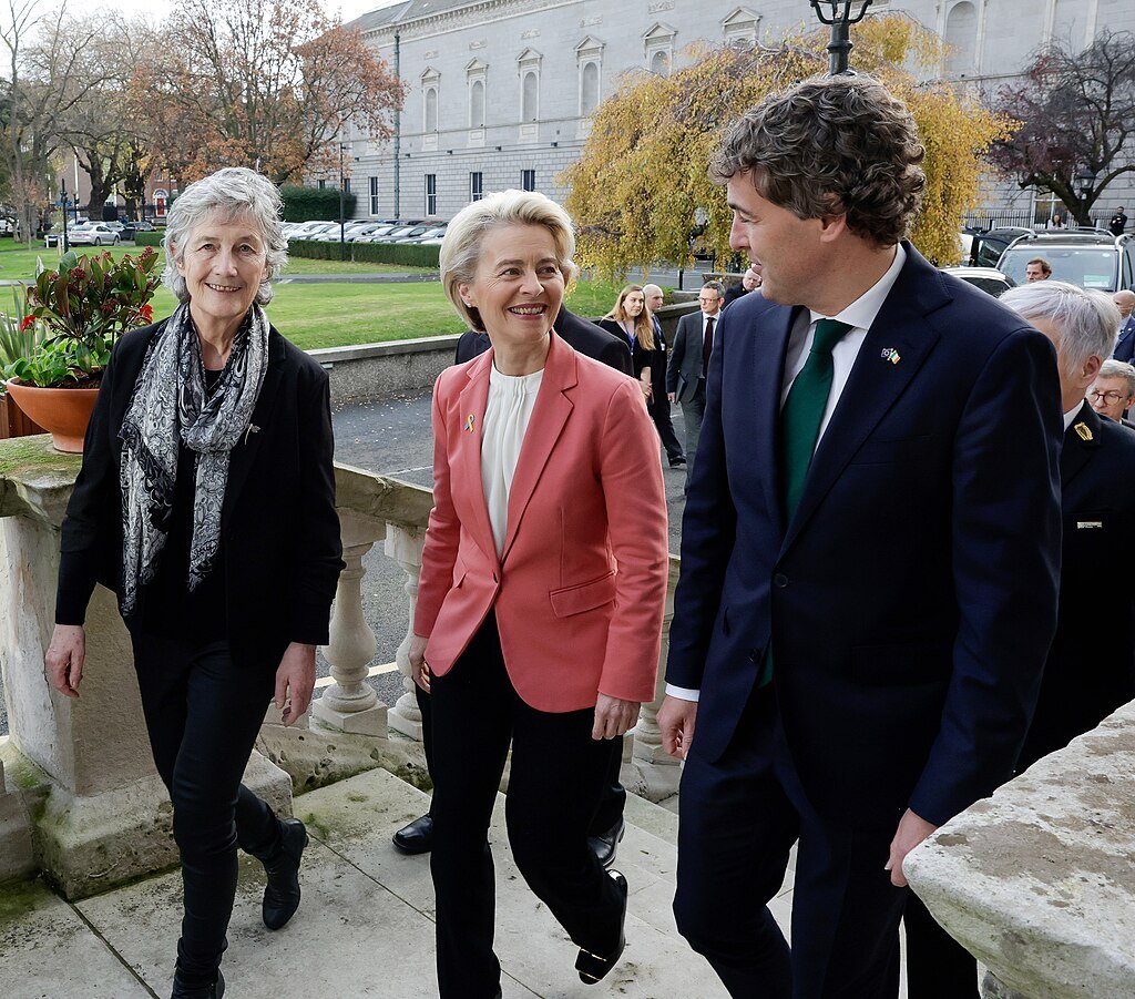 Candidata da esquerda, Catherine Connolly, vence eleições na Irlanda com ampla vantagem | Diário Carioca Catherine Connolly ao lado de Ursula von der Leyen