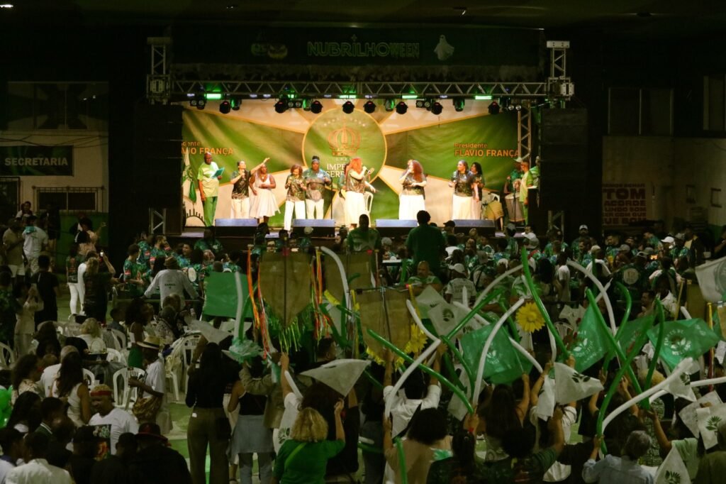 Império Serrano classifica quatro sambas à final do próximo sábado (18)