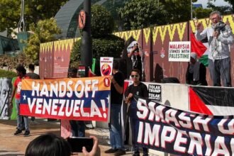 O que você não viu: Visita de Donald Trump gerou protestos na Malásia por apoio dos EUA a Israel | Diário Carioca Malaios protestam contra visita de Trump. Foto: PSM/FB