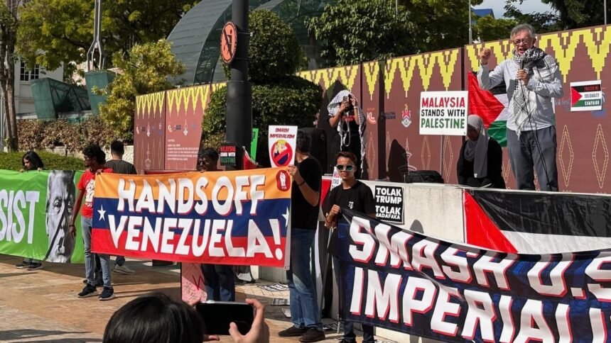 O que você não viu: Visita de Donald Trump gerou protestos na Malásia por apoio dos EUA a Israel | Diário Carioca Malaios protestam contra visita de Trump. Foto: PSM/FB