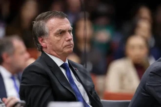 Defesa de Jair Bolsonaro recorre contra pena por tentativa de golpe | Diário Carioca O ex-presidente Jair Bolsonaro (PL) em julgamento – Tom Molina/STF