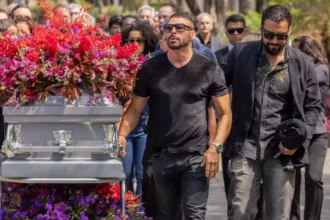 “Vale Tudo”: Odete Roitman morreu mesmo? Enterro levanta suspeita de reviravolta | Diário Carioca César (Cauã Reymond) e Olavo (Ricardo Teodoro) no enterro de Odete (Debora Bloch) em Vale Tudo (Foto: Fábio Rocha/TV Globo)