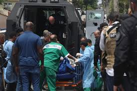 Deputados da Alerj reagem a fala de Castro sobre perda de controle na segurança no Rio | Diário Carioca A declaração do governador Cláudio Castro (PL) de que o Rio de Janeiro teria perdido a capacidade de combater o crime organizado gerou reações diversas na Assembleia Legislativa do Rio de Janeiro (Alerj) nesta terça-feira (28), dia da megaoperação nos complexos do Alemão e da Penha, que deixou 22 mortos e mergulhou a cidade em caos. Apoio federal e valorização das forças policiais O deputado Marcelo Dino (União Brasil), policial militar, criticou a ausência do governo federal no combate ao tráfico de armas e drogas. Segundo ele, a Polícia Militar e a Civil cumprem o seu papel, mas a Polícia Federal deveria agir para impedir o agravamento da guerra diária no Rio. Na mesma linha, o deputado Carlinhos BNH (PP) considerou a fala do governador um pedido de socorro ao governo federal, que teria negado o empréstimo de blindados necessários às forças estaduais. Para ele, o Estado está sozinho e a morte de policiais significa que a guerra está sendo perdida. O deputado Alexandre Knoploch (PL), que esteve no Alemão durante a operação, manifestou apoio às forças de segurança e defendeu a derrubada do veto do governador à "gratificação faroeste" — bônus para agentes que apreendem armas de grande calibre ou neutralizam criminosos em confrontos. Ele ressaltou a importância de o governo federal assumir a responsabilidade da guerra contra o tráfico, cuja origem está fora do Rio. Críticas à política de confronto e defesa dos direitos humanos Por outro lado, a deputada Dani Monteiro (PSOL), presidente da Comissão de Defesa dos Direitos Humanos da Alerj, criticou a repetição de operações violentas que têm se transformado em “operações vingança”, produzem um “banho de sangue” e traumatizam moradores das favelas. Para ela, o Estado não pode tratar vidas como descartáveis nem as comunidades como inimigas. Monteiro afirmou que vai acionar o Ministério Público e a Secretaria de Segurança para investigar os parâmetros das ações policiais e defendeu a adoção de políticas baseadas em planejamento, inteligência e direitos humanos, visando desarticular economicamente as facções, e não apenas eliminar seus membros.