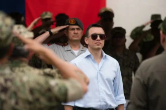 Autoritarismo, austeridade, repressão e falsas narrativas: a crise no Equador | Diário Carioca O presidente do Equador, Daniel Noboa, durante visita a acampamentos móveis das Forças Armadas em Guayas. (Foto: Mauricio Torres / Presidencia de la República del Ecuador)