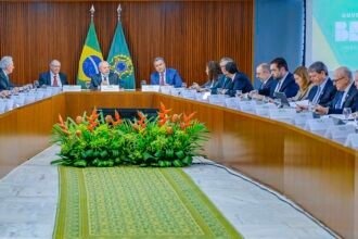 Há um ano, Cláudio Castro defendia maior autonomia para o Rio na área de segurança | Diário Carioca Presidente Lula durante reunião com governadores, no Palácio do Planalto, no ano passado