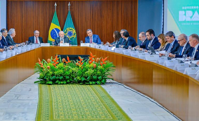 Há um ano, Cláudio Castro defendia maior autonomia para o Rio na área de segurança | Diário Carioca Presidente Lula durante reunião com governadores, no Palácio do Planalto, no ano passado