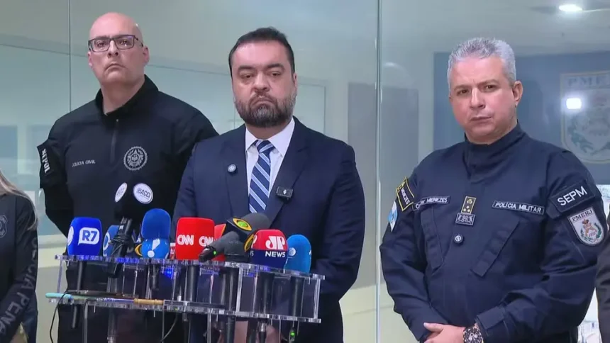PL cogita Felipe Curi, secretário da Polícia Civil do RJ, como candidato a governador após chacina no Rio | Diário Carioca Cláudio Castro ao lado dos secretários de Polícia Civil e Polícia Militar em entrevista coletiva realizada na manhã desta terça-feira (28) — Foto: Reprodução/ TV Globo