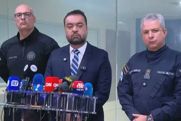 Cláudio Castro ao lado dos secretários de Polícia Civil e Polícia Militar em entrevista coletiva realizada na manhã desta terça-feira (28) — Foto: Reprodução/ TV Globo