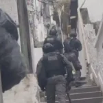 PM do Rio admite perda de imagens por falta de bateria em câmeras corporais durante chacina | Diário Carioca PM em escadaria do Complexo do Alemão durante operação na manhã desta terça-feira (28) — Foto: Reprodução