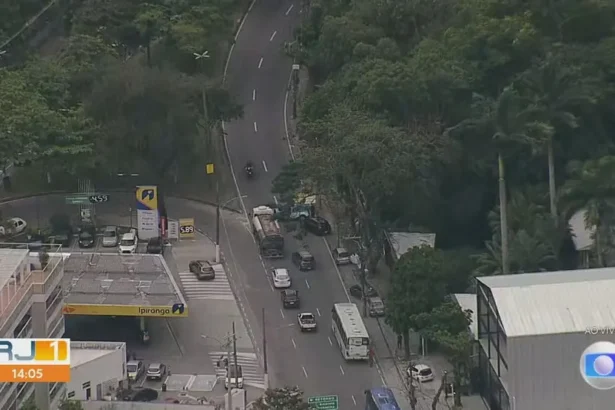 Interdição na Grajaú-Jacarepaguá — Foto: Reprodução/Globocop