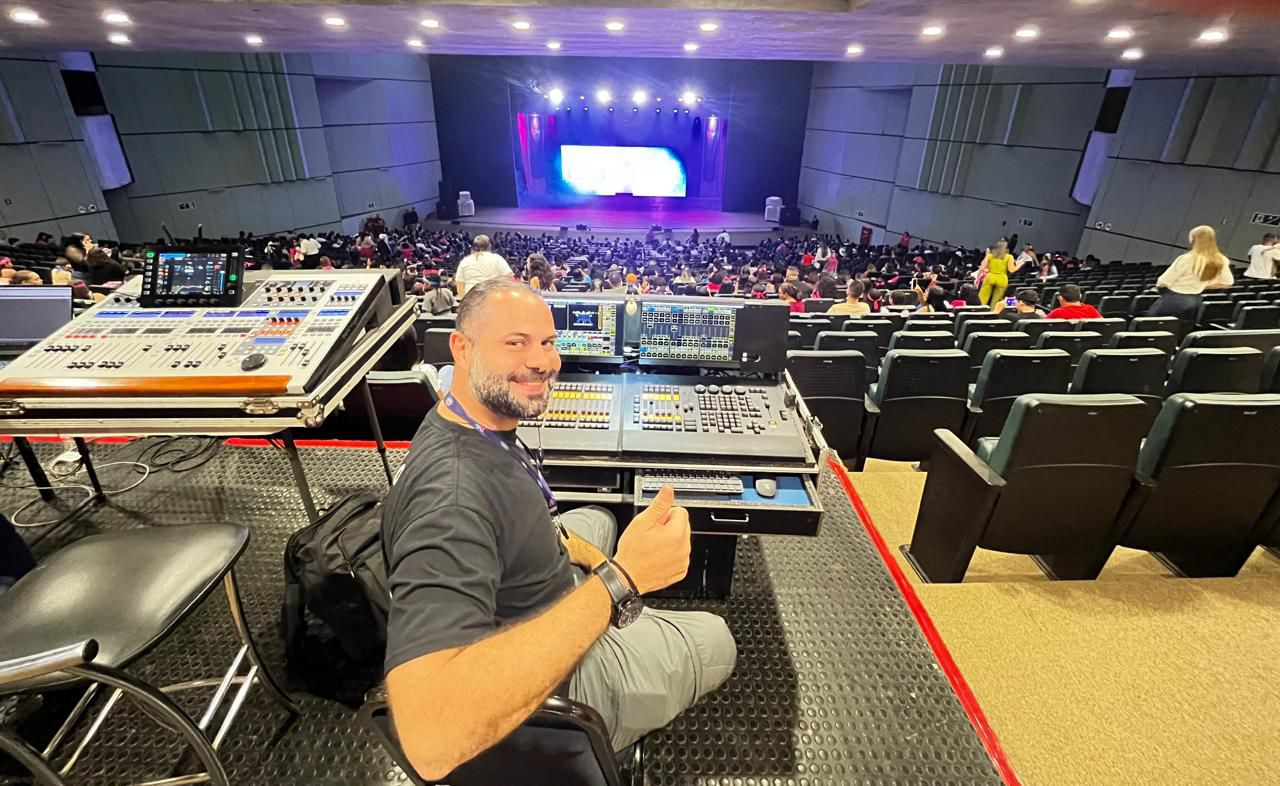 Ponte das Artes promove oficina de iluminação cênica no Centro do Rio | Diário Carioca Gioia (foto) ministra curso de iluminação cênica - Crédito: Divulgação