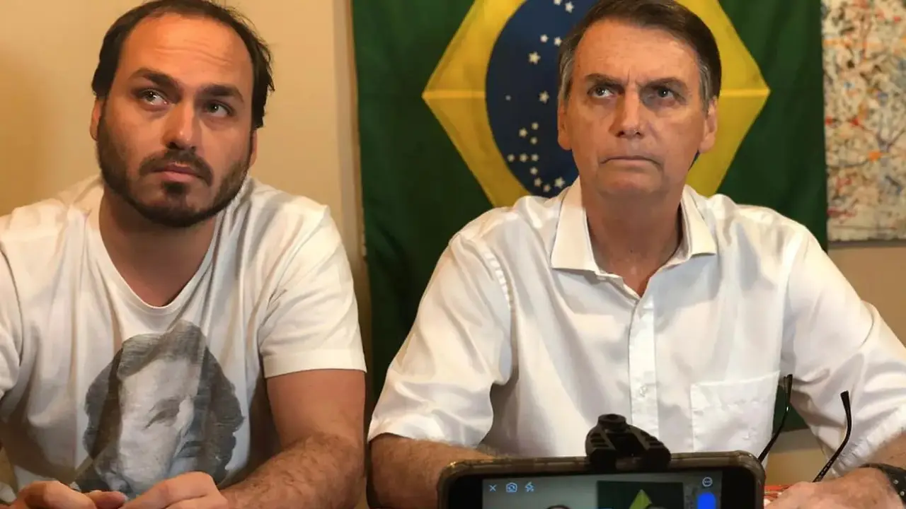 Carlos Bolsonaro e Jair Bolsonaro. Foto: Divulgação