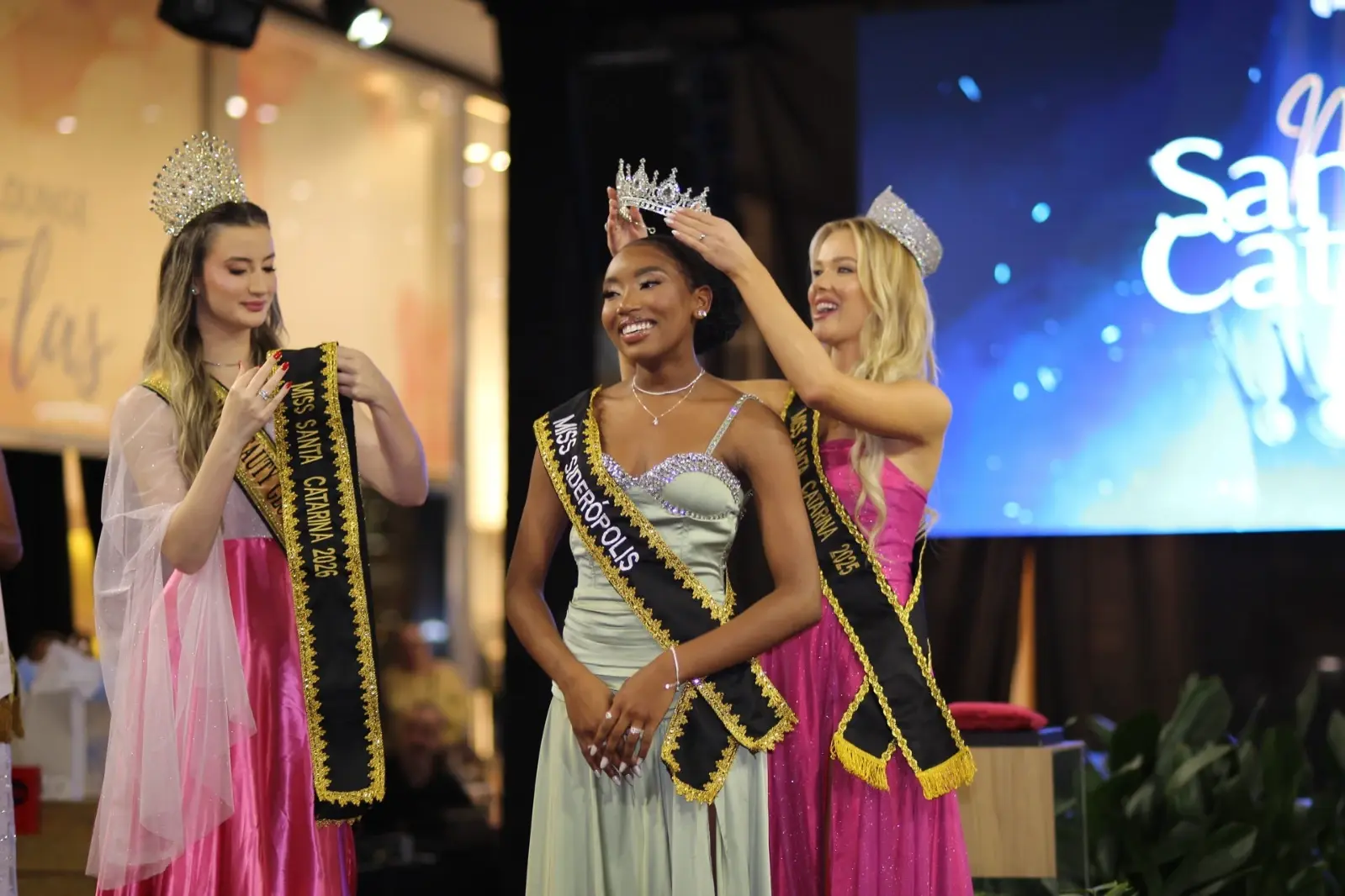 Pietra Travassos sendo coroada como Miss Santa Catarina. Foto: reprodução