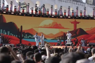 João Gomes arrasta multidão na Lapa com Ivete e Zeca Pagodinho | Diário Carioca Multidão lota o Centro do Rio em show histórico de João Gomes