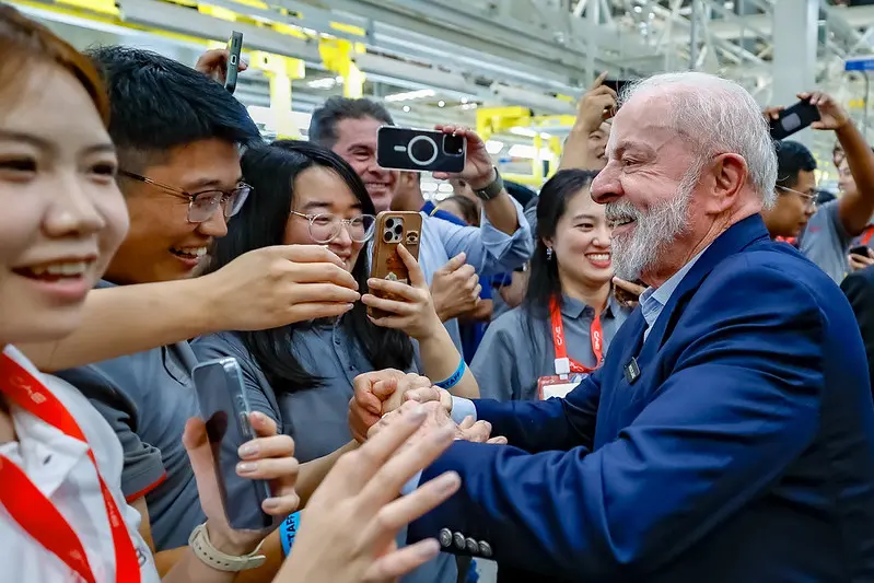 Lula é surpreendido com tatuagem e declaração de amor na Bahia | Diário Carioca Presidente Lula, na inauguração da fábrica da BYD na Bahia. Foto: Ricardo Stuckert