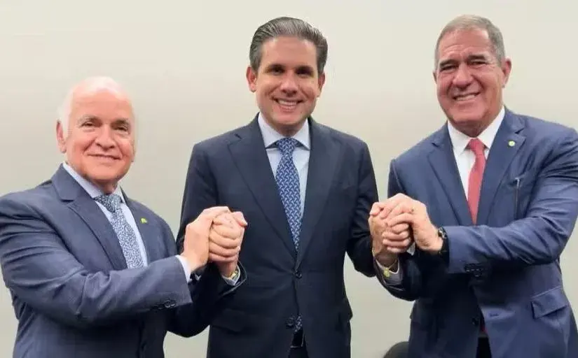 Hugo Motta ao lado dos líderes da bancada evangélica, Gilberto Nascimento, e da bancada católica, Luiz Gastão — Foto: Reprodução