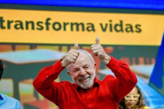 “É aquele caminho que a gente aponta e vê uma luz no fim do túnel”, diz Lula sobre educação | Diário Carioca Presidente Lula durante a cerimônia de comemoração pelo Dia do Professor, no Rio de Janeiro: "A gente sonha que o filho da gente tenha uma boa educação, uma boa formação profissional, para ele viver independente a vida inteira" - Foto: Ricardo Stuckert / PR