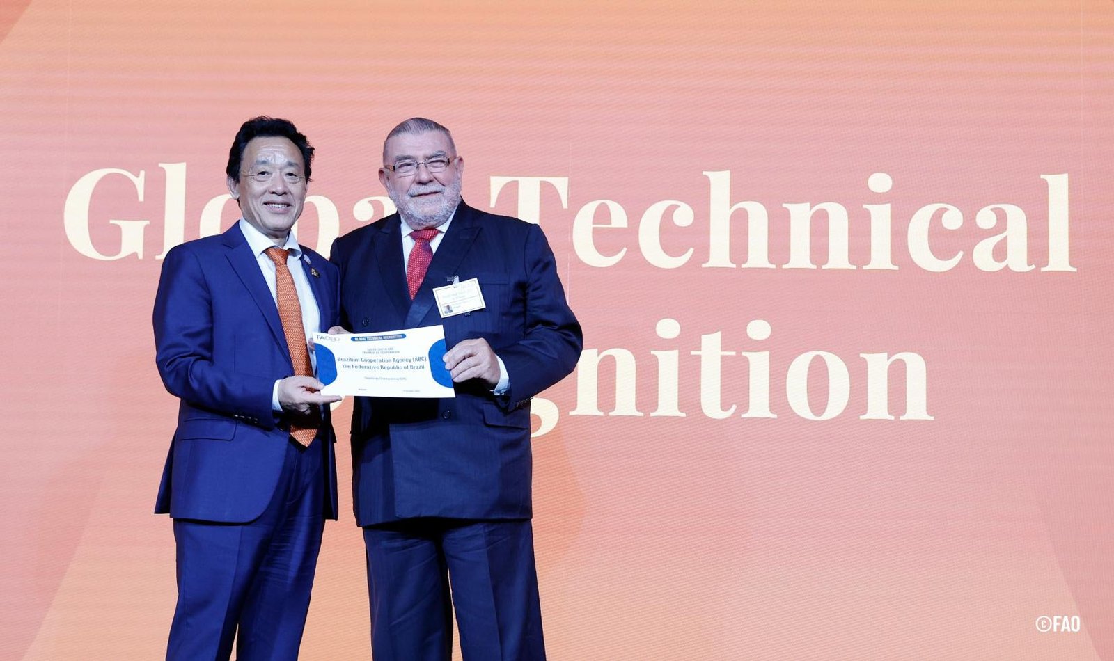 Brasil recebe reconhecimento da FAO por cooperação Sul-Sul e triangular | Diário Carioca O diretor da Agência Brasileira de Cooperação do Ministério das Relações Exteriores (ABC/MRE), Embaixador Ruy Pereira, recebeu o certificado de reconhecimento das mãos do Diretor-Geral da FAO, QU Dongyu, em cerimônia realizada na sede da FAO, em Roma, no dia 15 de outubro, no marco do Fórum Mundial da Alimentação e das celebrações dos 80 anos da FAO.