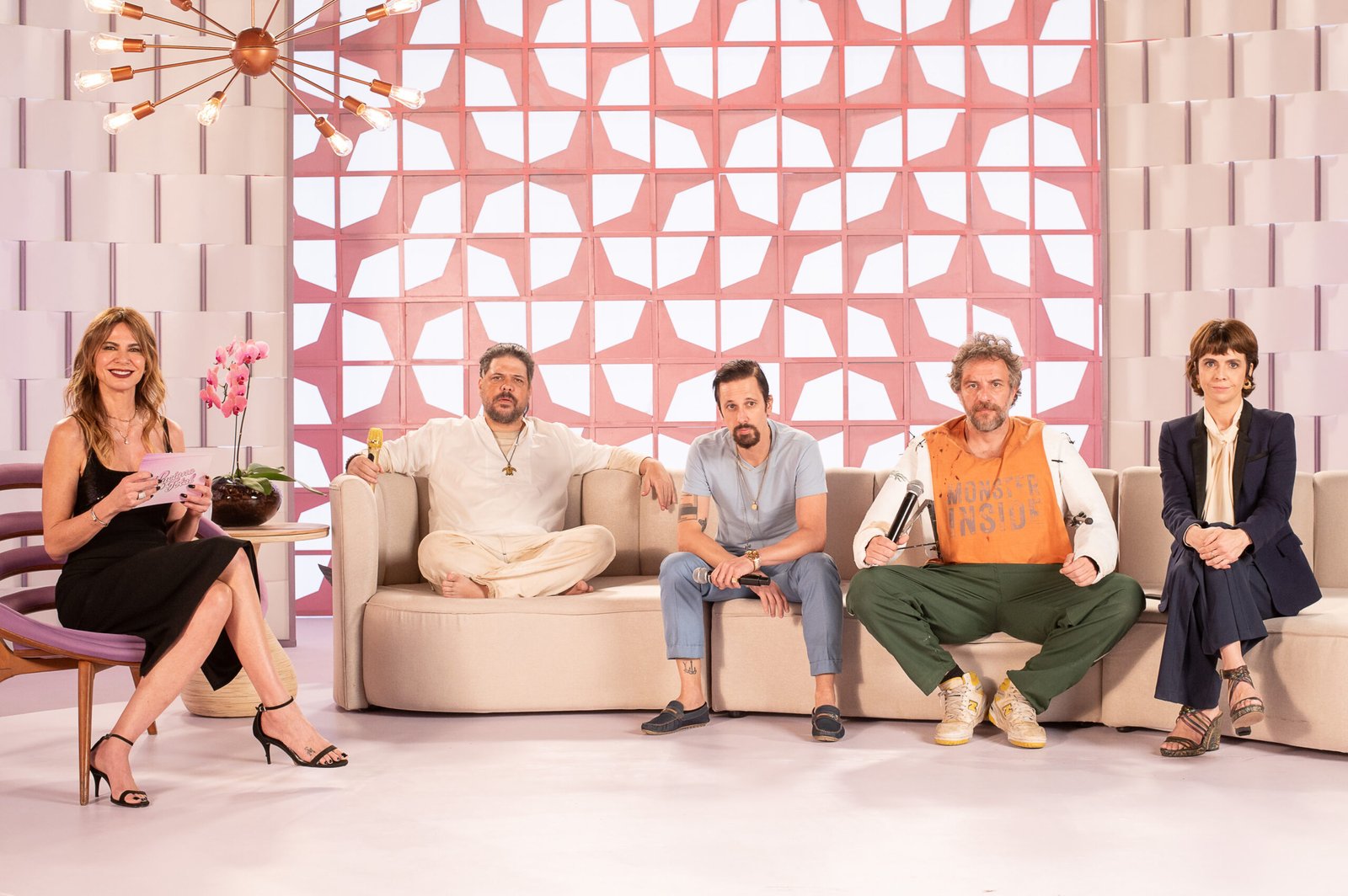 “Choque de Cultura” volta ao Canal Brasil em nova série de ficção | Diário Carioca Luciana Gimenez, Caíto Mainier (Rogerinho), Daniel Furlan (Renan), Leandro Ramos (Juninho) e Renata Gaspar (Fabíola, ex-mulher de Renan). Foto: Ana Paula Amorim