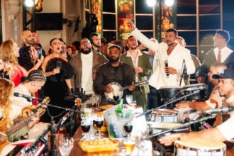 Puro suco do Rio: Première de Os Donos do Jogo termina em roda de samba e elenco reunido para celebrar nova série da Netflix  | Diário Carioca Foto: Marcos Serra Lima/Netflix