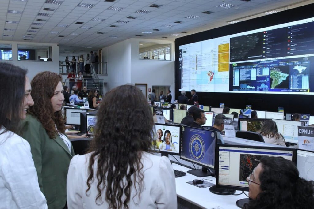 A ministra Esther Dweck durante passagem pelo Centro Integrado de Comando e Controle: monitoramento em tempo real da aplicação das provas nas 27 Unidades Federativas. Foto: MGI / Divulgação
