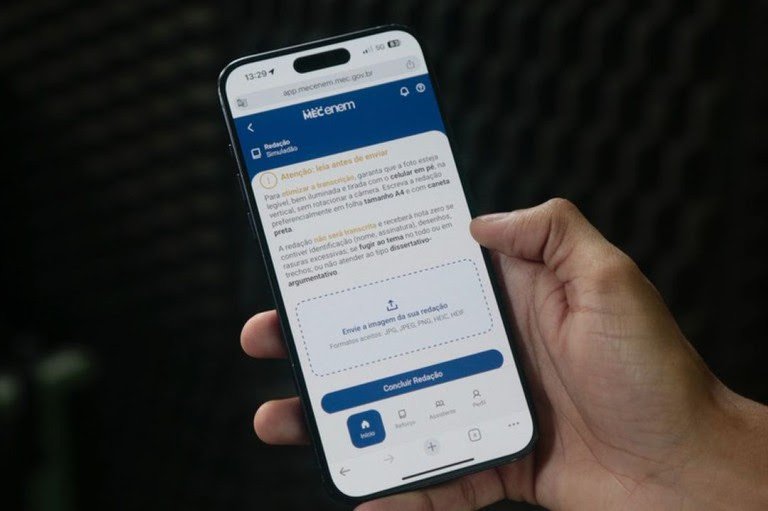 Lula incentiva preparação para o Enem com novo app: “Faça o simuladão e seja o melhor aluno” | Diário Carioca O MEC Enem está disponível nas principais lojas de aplicativos, como Apple Store e Google Play. Também pode ser acessado via navegador, por meio da URL: app.mecenem.mec.gov.br - Foto: Divulgação