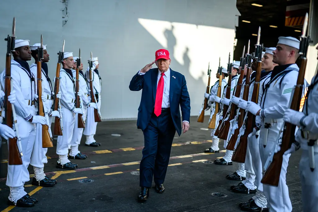 A escalada militar de Trump contra a Venezuela repete o modelo da Guerra do Iraque | Diário Carioca O presidente dos Estados Unidos, Donald Trump, durante comemoração do 250º aniversário da Marinha dos EUA, na Virginia. (Foto: Daniel Torok / White House)